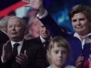 Nowy spot PiS w odpowiedzi na wotum nieufności dla rządu? W nocy pojawiły się też plakaty w Sejmie