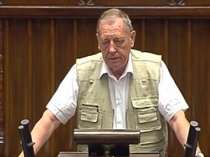 Wandale zniszczyli ponad 30 drzew na prywatnej działce min. Szyszki. To już kolejna tego typu prowokacja