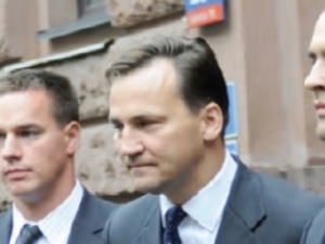 Sikorski: "Wedle mojej wiedzy, decyzję o wylocie do Smoleńska, wbrew opinii MSZ, podjął prezes PiS"