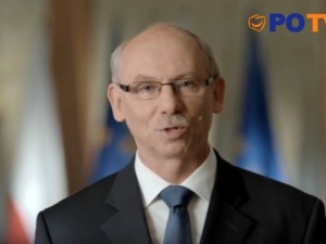 Janusz Lewandowski rymuje o dobrej zmianie. Internauci: "Piłeś wieczorem, nie twituj rano"