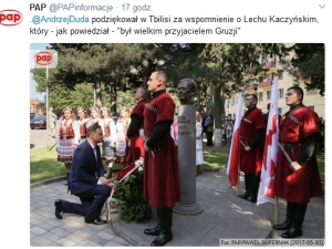 Prezydent Duda zdobył się na niezwykły gest przed pomnikiem Lecha Kaczyńskiego w Tbilisi. No i znów afera