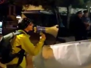 [video] Obywatele RP do policji pod Sejmem: "Opamiętajcie się i nie stawiajcie tych (...) barierek"