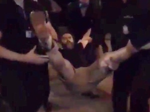 [video] Nocny protest pod parlamentem. Obywatele RP: "Barierki są tylko w głowie"