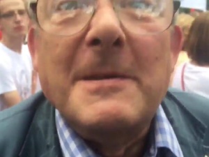 [video] "Jak ty sku.....nu zmądrzejesz" odpowiada Adam Michnik na pytanie pod Sejmem