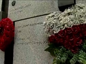 [video] Wyprowadzenie na Cmentarz Północny szczątków ofiar odnalezionych na tzw. „Łączce”