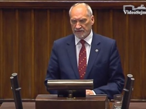 [video] Na widok szefa MON opozycja krzyczała: "Do Putina!". Wicemarszałek: przepraszam za to grubiaństwo
