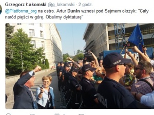 Posłowie PO do ludzi przed sejmem: "Cały naród pięści w górę. Obalimy dyktaturę!"