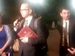 [video] "Żenada, zdrajca, hańba!". Tak pod Sejmem KOD wspiera Michała Szczerbę 