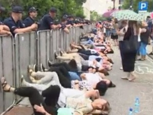 [video] Głosowanie o Sądzie Najwyższym. Przed Sejmem leżący protest
