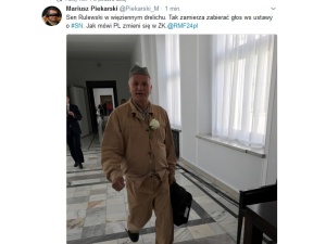 Senator Rulewski w więziennym drelichu i z białą różą. Tak zamierza "walczyć" o sądownictwo w Senacie?