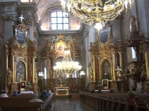[foto] Mężczyzna wtargnął do warszawskiego kościoła podczas mszy by... protestować przeciwko reformie SN