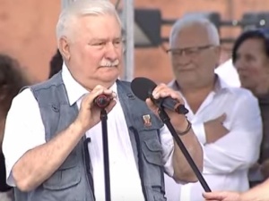 Lech Wałęsa: Jestem za nieprzerywaniem protestów. Zmianę władzy trzeba wymusić. Solidaruchy, do boju!