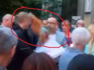 [video] Radny PO zaatakował przechodnia pizzą podczas protestu w obronie sądów?