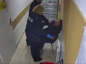 [video] Policjanci pobili staruszkę? Miała ukraść ogórka i bułkę