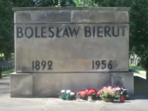 Dekomunizacja Powązek. Bierut może stracić mauzoleum