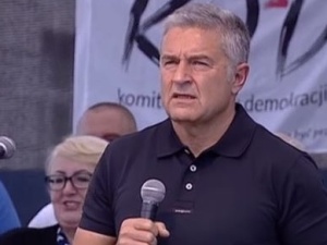 Demonstracja przed domem Frasyniuka. "Nie chcemy ludzi, którzy prowokują w Polsce Majdan"