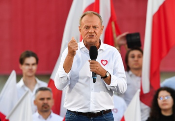 Tusk stanął murem za polskim mundurem