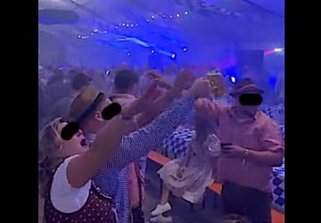 Skandal w Niemczech: Tak Niemcy hailowali na Oktoberfest [VIDEO]