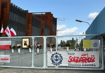Z historycznej bramy nr 2 Stoczni Gdańskiej zniknął obraz z papieżem Janem Pawłem II
