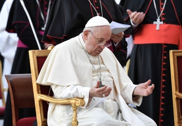 Dziekan Teologii KUL: Papież nie aprobuje tworzenia formuły błogosławienia par jednopłciowych