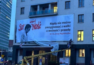 Na budynku Komisji Krajowej NSZZ „Solidarność” zawisł baner z bł. ks. Jerzym Popiełuszką