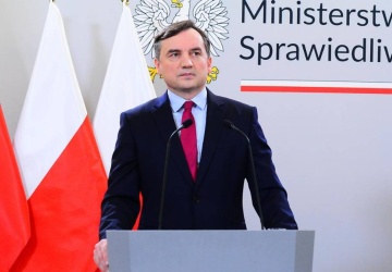 Politico o wydarzeniach w Polsce: Służby wtargnęły do domu b. ministra sprawiedliwości