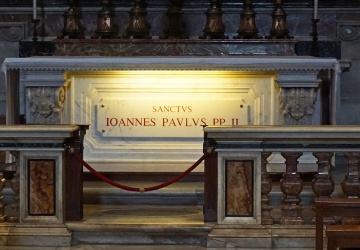 Msza św. w 10. rocznicę kanonizacji. Kard. Comastri: Czego uczy nas świętość Jana Pawła II?