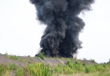 Potężny pożar składowiska z niebezpiecznymi odpadami w Siemianowicach Śląskich [WIDEO]