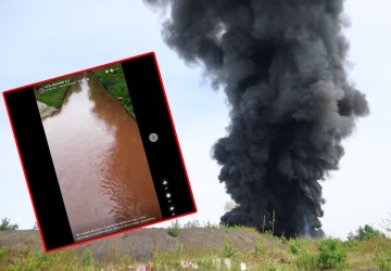 Rzeka stała się czerwona po pożarze w Siemianowicach Śląskich. Władze alarmują