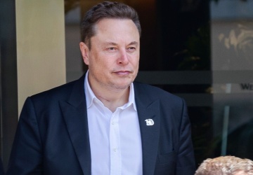 Elon Musk skomentował rozporządzenie Trzaskowskiego zakazujące krzyży w urzędzie