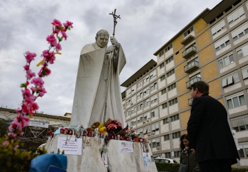 Wieczorny komunikat o stanie zdrowia Franciszka. Podano informacje o podejrzanym obrzęku