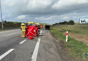 Na A2 dachował samochód. Nie żyje mężczyzna, troje dzieci w szpitalu