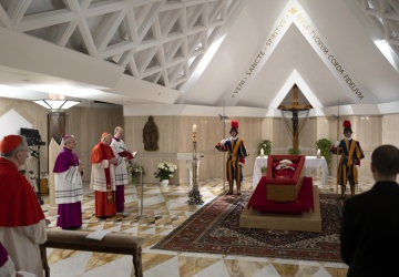 Ciało papieża Franciszka w Kaplicy św. Marty. Opublikowano nagranie