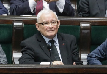 PiS liderem sondażu. Notowania KO lecą na łeb na szyję   