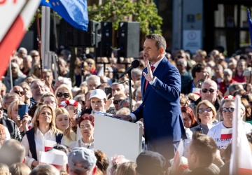 Szarpali mnie posłowie PO. Ofiara agresji na wiecu Trzaskowskiego przerywa milczenie