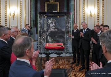 Symboliczne zdjęcie liderów Trójmorza zgromadzonych wokół Włóczni św. Maurycego i wizerunku Chrobrego