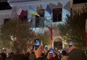Uczestnik wiecu ściągnął z urzędu ukraińską flagę. Będzie doniesienie do prokuratury
