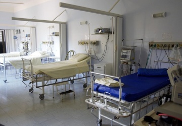 Dantejskie sceny w szpitalu. Pacjent popił pielęgniarkę