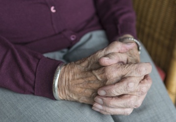 Ten problem dotyka coraz większą liczbę seniorów. Niepokojące statystyki