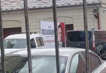 To wygląda na złamanie przepisów. Baner Rafała Trzaskowskiego na terenie lubelskiego ratusza