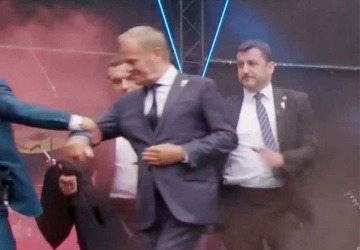 Incydent w Holandii. Ochroniarze wyprowadzili Tuska ze sceny