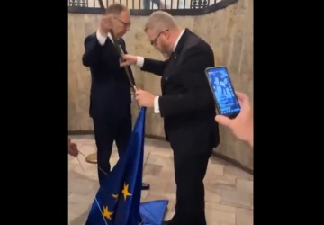 Braun zerwał flagę, tym razem UE. Policja podjęła działania