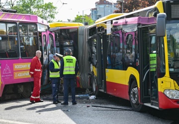 Wrocław: Zderzenie autobusu z tramwajem. Kilkanaście osób poszkodowanych