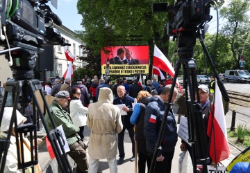 Sławomir Cenckiewicz stawił się w prokuraturze. Na miejscu tłum protestujących przeciw represjom