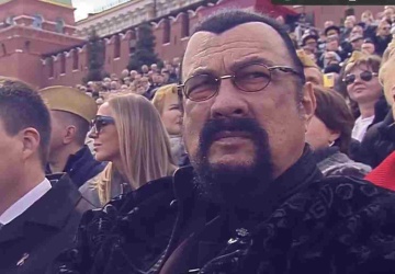 Światowe gwiazdy filmu na trybunie honorowej w Moskwie