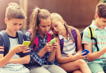 Instytut Spraw Obywatelskich apeluje o zakaz smartfonów w szkołach od września 2025 roku