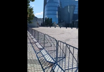 Uśmiechnięte barierki wracają pod siedzibę TVP w likwidacji. Tak wygląda prawdziwa debata