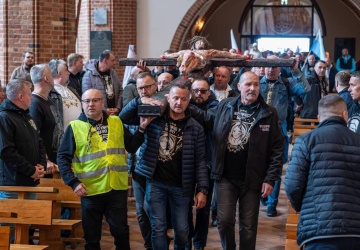 Tłum Wojowników Maryi wypełnił archikatedrę w Szczecinie