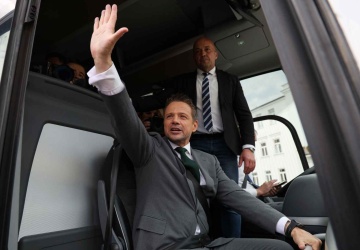 Polacy zdecydowali. W nowym sondażu Trzaskowski i Braun idą niemal łeb w łeb
