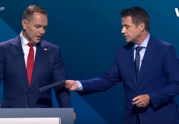 Podczas debaty Trzaskowski wręczył Nawrockiemu kopertę. Ujawniono, co w niej było
